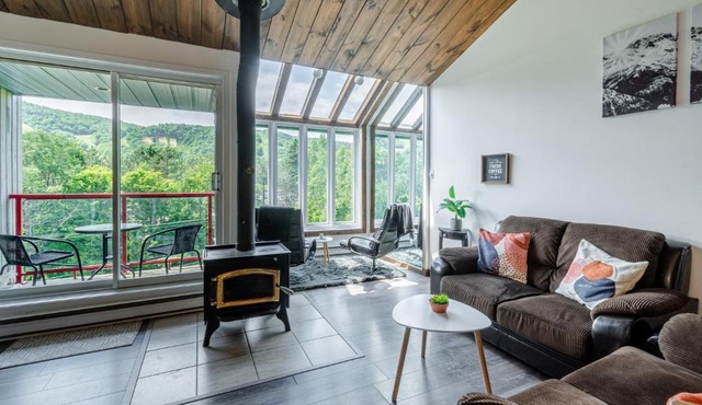 Superbe condo face aux pentes de ski Stoneham!