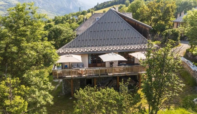 Superbe Ferme Rénovée en Chalet de Luxe en Pleine Nature Dans un Petit Hameau