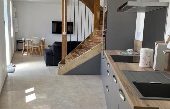 Superbe maison de ville, rénovée à 15 min de Lyon