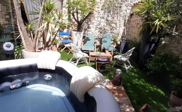 Superbe maison de village, terrasse tropézienne et son jacuzzi