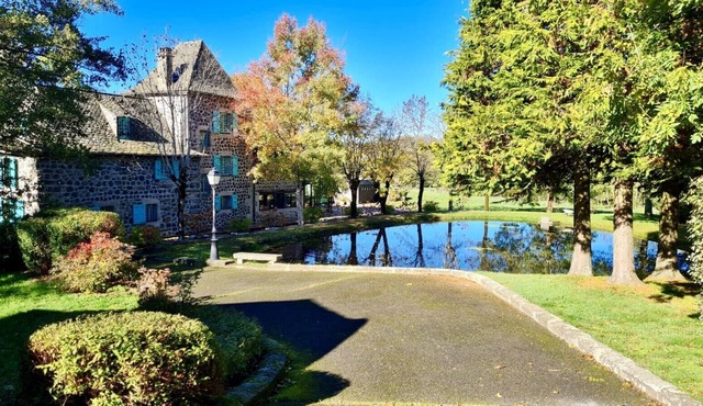 Superbe maison rénovée avec grand parc, lac privé et jacuzzi