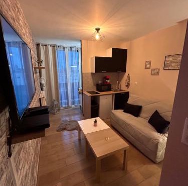 Superbe studio neuf avec balcon