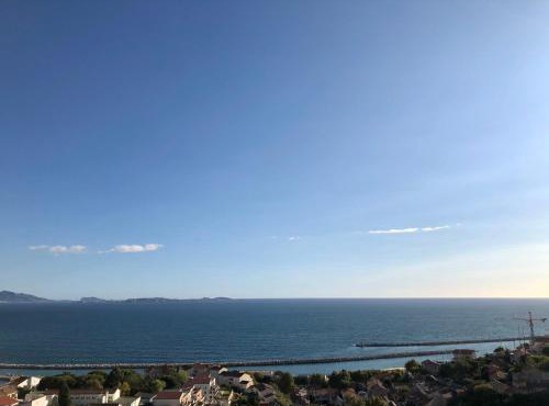 Superbe terrasse avec vue panoramique sur la mer