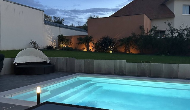 Superbe Villa Avec Grand Jardin et Piscine Chauffée. Quartier Privé Calme
