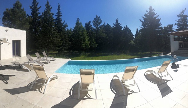 Superbe Villa 300m² sur 6500m², Avec Cuisine Dété et Grande Piscine