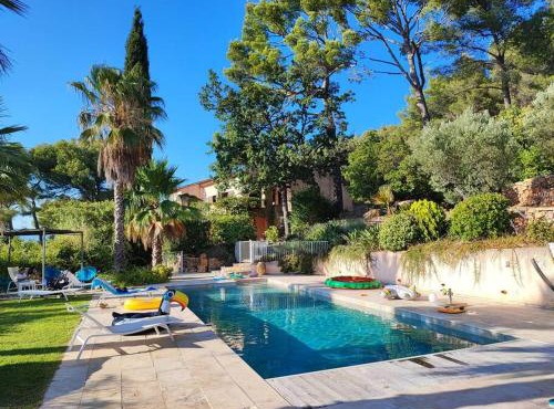 Superbe villa Calista classée 5 Etoiles pour 12 personnes avec piscine vue mer, proche des plages et du Circuit du Castellet Paul Ricard
