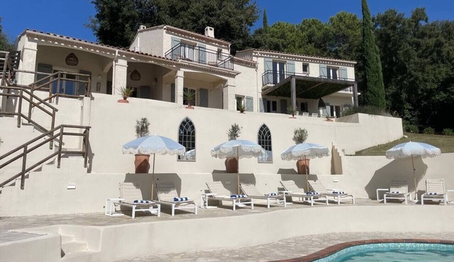 Superbe villa, 5 chambre en-suite, près de village