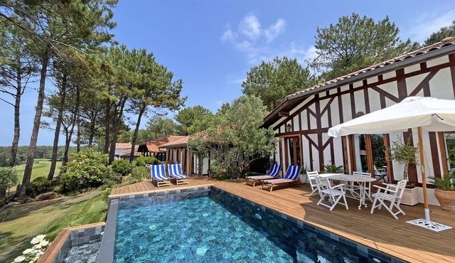 Superbe Villa Piscine à Débordement, vue Golf, Pinède, 8 min à Pied de la Plage!