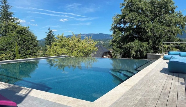 SUPERBE VILLA SUR LES HAUTEURS