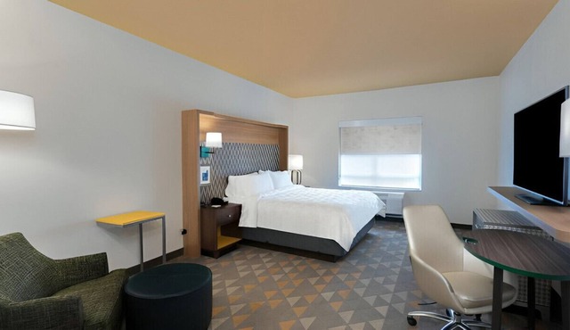 Superbly Appointed Room! Perfect for Work & Play!