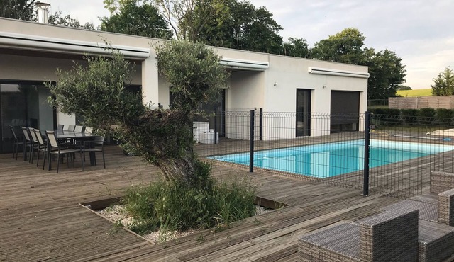 Superbly equipped single-storey villa with heated, secure swimming pool and no neighbors.