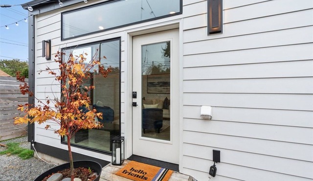 Superbly located Tiny house all Decked Out