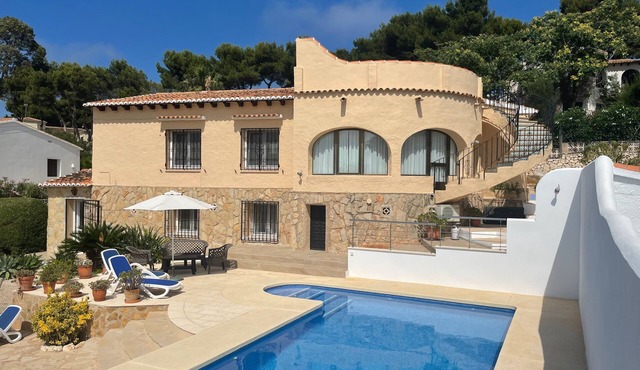 Superbly Maintained Detached Villa in Private Grounds with Own Pool