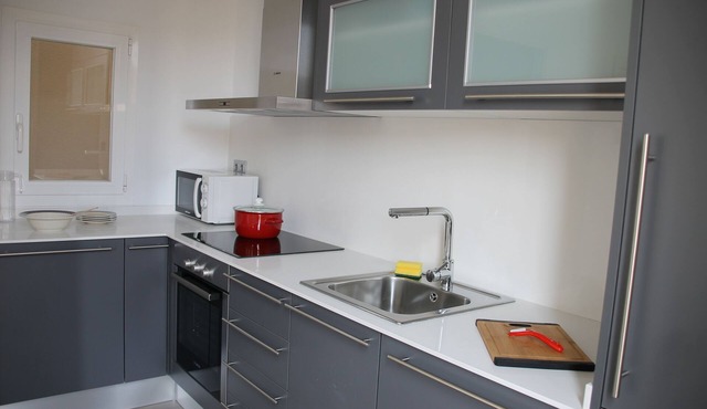 Supercentric and bright, near the Dalí museum, shops and restaurants.