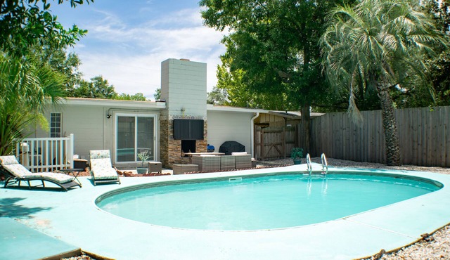 Superhost Haven: Pool, Hot Tub & Furry Friends