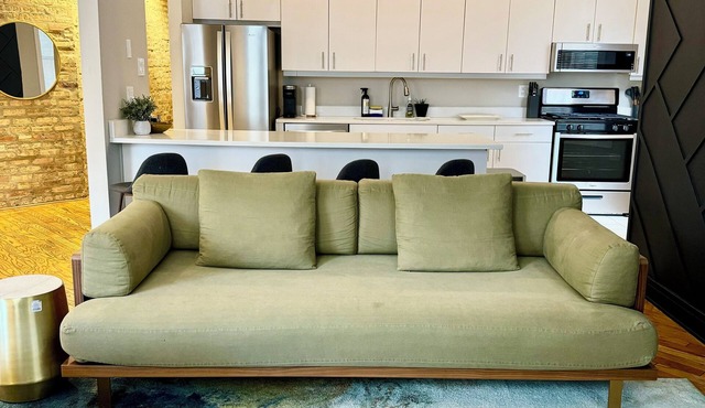 SuperHost Large Roommate style 2 Bedroom, 2 Bath, Patio, Sunroom, L Kitchen