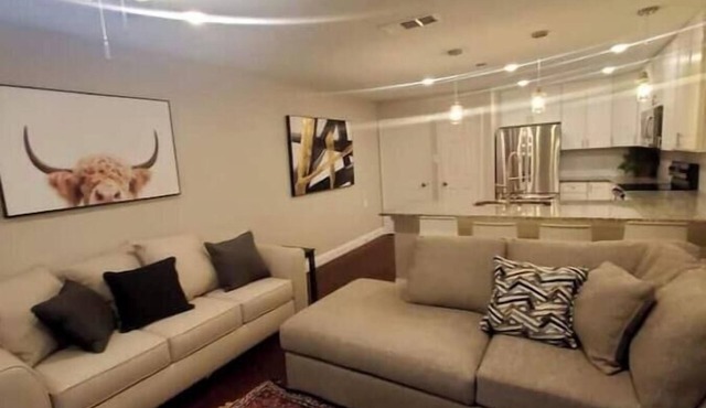 SUPERHOST/Spacious Classy Enclave Rodeo < 1mile. Baby Crib