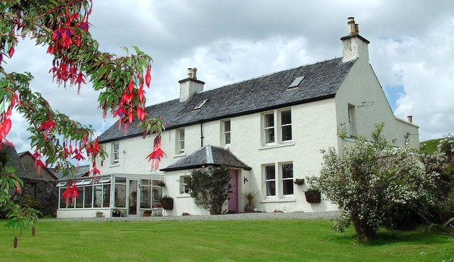 Superior 2 Bedroom Apartment with fabulous Castle and Sea Views