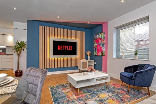 SUPERIOR AIRPORT SUITE, FREE Parking, Stylish, BALCONY, Two Bathrooms, Close To Airport, Station & Centre