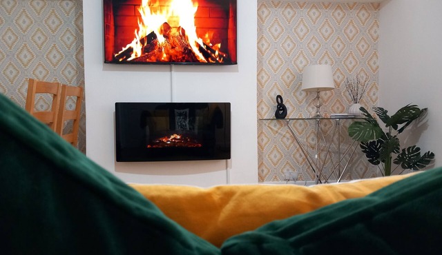 Superior Apartment | Edinburgh & Glasgow Trains | Private off street parking |