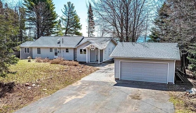 Superior Attitude- Pet-Friendly, 4BR Lake Superior Getaway