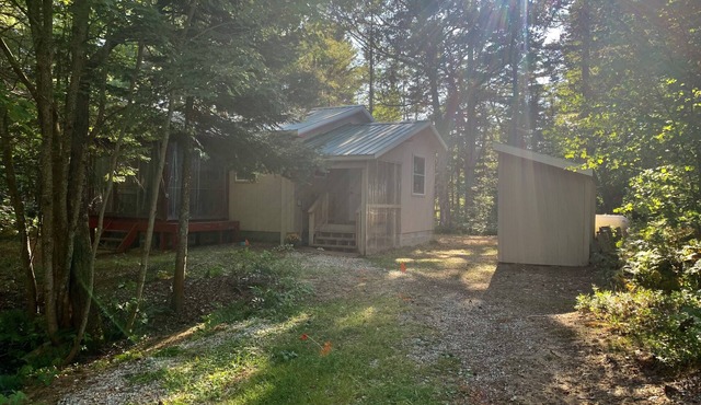 Superior Home - A Cabin in the Woods with SCREENED IN PORCH & Beach Access 🏖