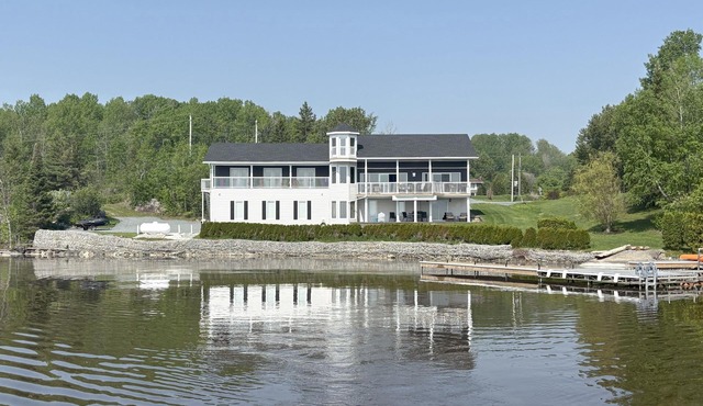 Superior King Suite - Private Entrance - Lakeview