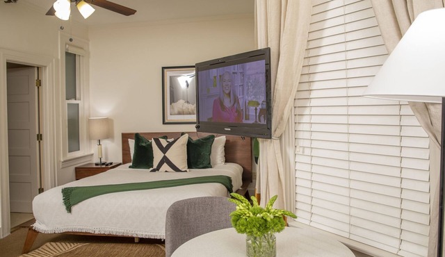 Superior King Room with Ensuite Bathroom