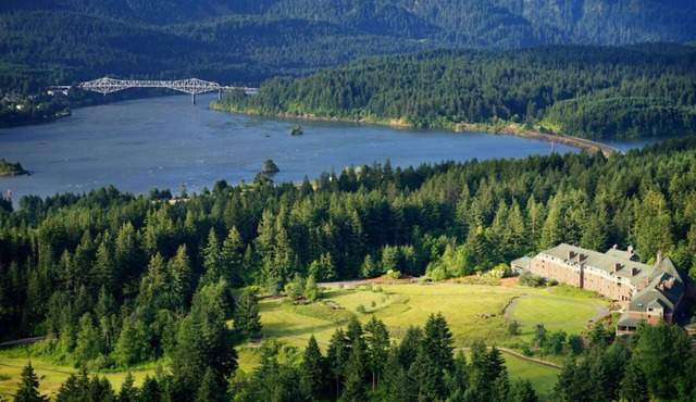 Superior King Room w/Scenic Columbia River Views