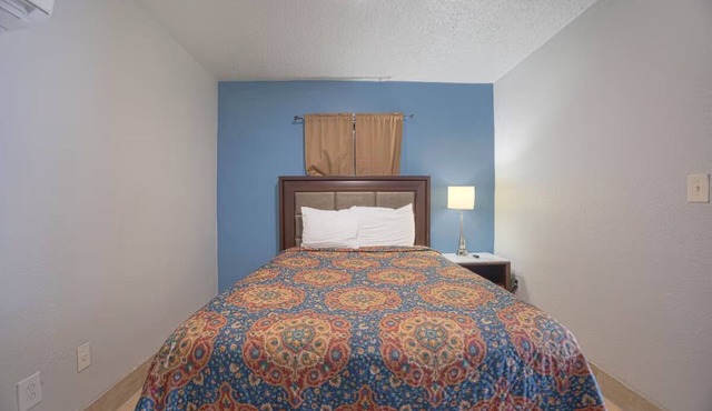 Superior Queen Room w/Free Parking Near Restaurants – Perfect for Couples