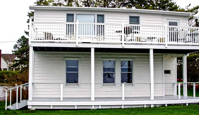 Superior View - 2 Bed/1 Bath Second-floor Apartment overlooking the Ferry Harbor!