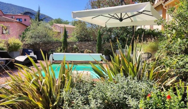 Superlative old town property with pool & bar room