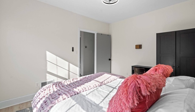 SuperLocation near NationalHarbor/Gaylord & MGM hotels- 6 bedrooms w BBQ Garden