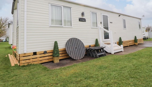 SUPERSONIC LODGE, pet friendly, with pool in Glasson Dock