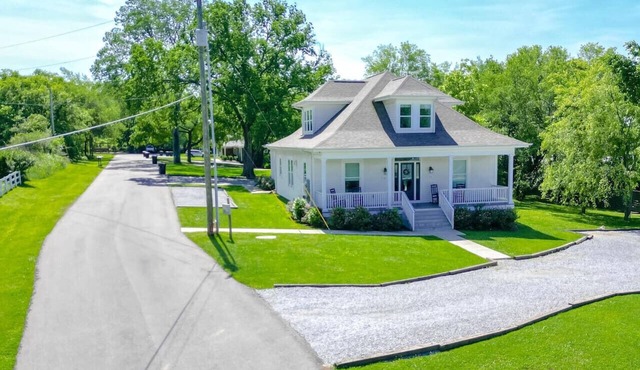 Superstar Country Retreat - Historic Franklin Home