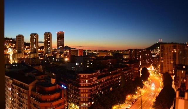 Superviews y parking vigilado en habitación independiente, baño privado, en apartamento particular, Français&English