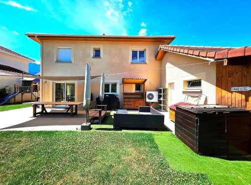 Suréquipée avec cuisine extérieure, climatisation