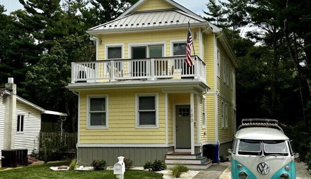 SUR LA MER is a new stunning bayside retreat 2 blocks from the bay beach