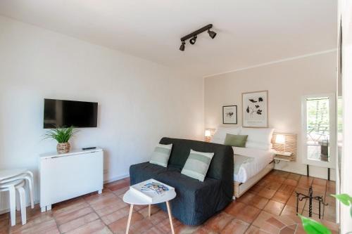 Sureggio 2 by Quokka 360 - Cozy Studio in Residence with Shared Pool