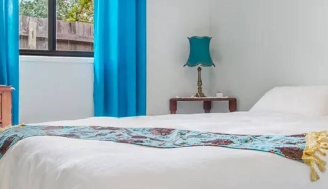 Surf Beach Bungalow, pet friendly with breaky