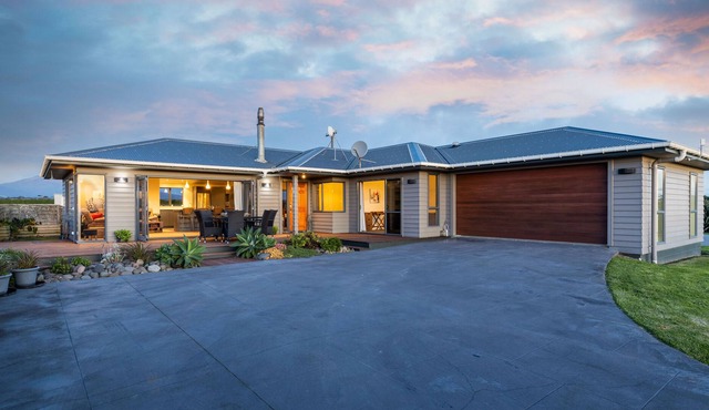 SURF BREAK ON STENT: 4 BR, 2 BA House in Warea, Sleeps 7