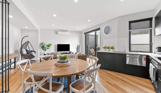 Surf Central Townhouse: Walk to Beach and Shops