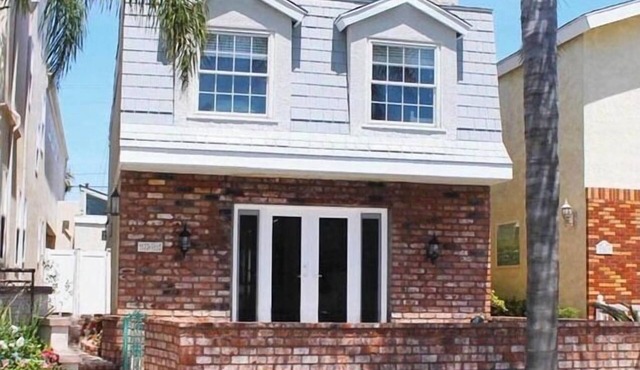 Surf City Beach Cottage - 2 Short Blocks To Beach. Quiet Downtown HB Location.