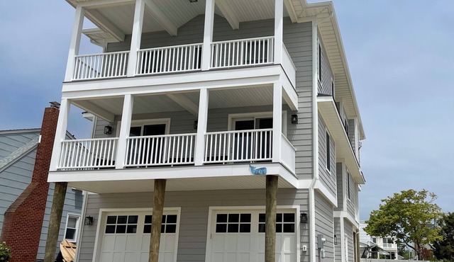 Surf City Beautiful New Construction 5 bedrooms + Elevator, Walkable