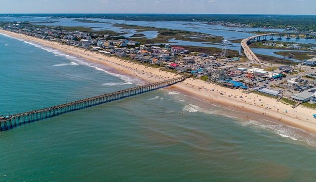 Surf City Off Island Retreat! 2.5 mi to beach - Flexible booking days!