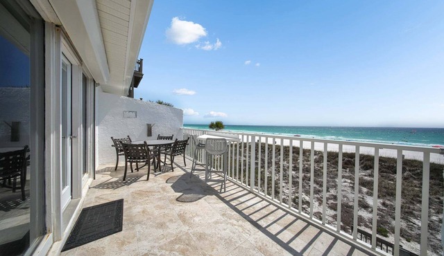 Surf Club Beachfront Condo 2BR, Large Balcony, Quiet East End, Beach Access!