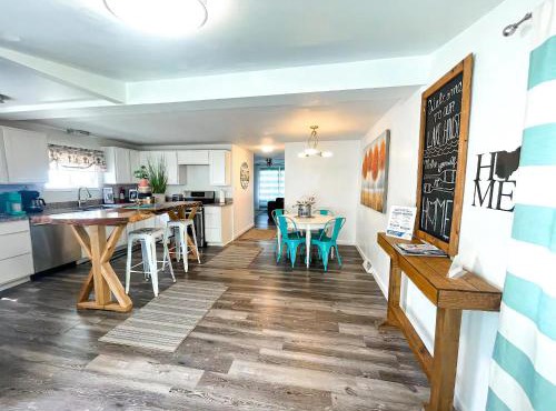 Surf Cottage - Boat Parking & Block from Beach