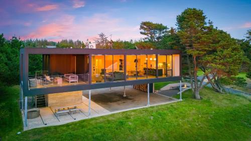 Surf Pines - Ocean Views, Fire Pit & Fireplace