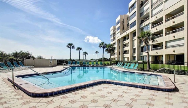 Surf & Racquet Club C102