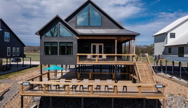 Surf Shack on the Caddo: Sleeps 16 + Insta-Worthy!